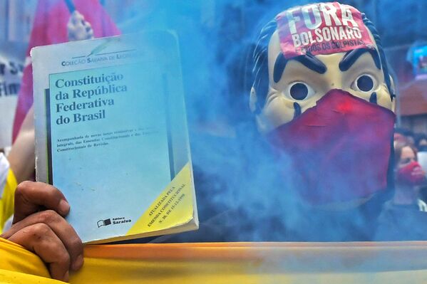 متظاهر يرتدي قناع سلفادور دالي، المستوحاة من المسلسل الإسباني الشهير لا كاسا دي بابيل ( بيت من ورق وبيت المال)، يحمل نسخة عن الدستوري البرازيلي أثناء الاحتجاجات ضد الرئيس البرازيلي جايير بولسونارو وسياسة العنصرية في سان باولو، البرازيل 14 يونيو 2020 متظاهر يرتدي قناع سلفادور دالي، المستوحاة من المسلسل الإسباني الشهير لا كاسا دي بابيل ( بيت من ورق وبيت المال)، يحمل نسخة عن الدستوري البرازيلي أثناء الاحتجاجات ضد الرئيس البرازيلي جايير بولسونارو وسياسة العنصرية في سان باولو، البرازيل 14 يونيو 2020 - سبوتنيك عربي