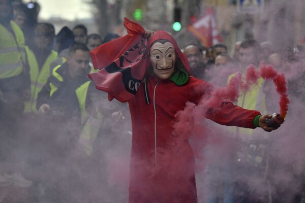 متظاهر يرتدي قناع سلفادور دالي، المستوحاة من المسلسل الإسباني الشهير لا كاسا دي بابيل ( بيت من ورق وبيت المال)، خلال احتجاجات في مارسيليا، فرنسا 14 يناير 2021 متظاهر يرتدي قناع سلفادور دالي، المستوحاة من المسلسل الإسباني الشهير لا كاسا دي بابيل ( بيت من ورق وبيت المال)، خلال احتجاجات في مارسيليا، فرنسا 14 يناير 2021 - سبوتنيك عربي