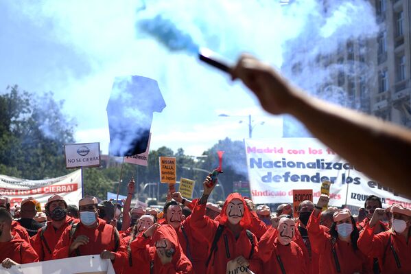 موظفو شركة نيسان للسيارات يرتدون أقنعة على شكل وجه سلفادور دالي، المستوحاة من المسلسل الإسباني الشهير لا كاسا دي بابيل ( بيت من ورق وبيت المال)، يشاركون في مسيرة احتجاجية في مدريد ضد إغلاق مصنع نيسان في برشلونة، إسبانيا 15 يوليو 2020 موظفو شركة نيسان للسيارات يرتدون أقنعة على شكل وجه سلفادور دالي، المستوحاة من المسلسل الإسباني الشهير لا كاسا دي بابيل ( بيت من ورق وبيت المال)، يشاركون في مسيرة احتجاجية في مدريد ضد إغلاق مصنع نيسان في برشلونة، إسبانيا 15 يوليو 2020 - سبوتنيك عربي