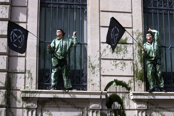 نشطاء يرتدون حركة تمرد ضد الانقراض يرتدون أقنعة على شكل وجه سلفادور دالي، المستوحاة من المسلسل الإسباني الشهير لا كاسا دي بابيل ( بيت من ورق وبيت المال)، أثناء فعالية احتجاجية للتنديد بالاستثمارات في الوقود الأحفوري في باريس، فرنسا 1 أبريل 2021 نشطاء يرتدون حركة تمرد ضد الانقراض يرتدون أقنعة على شكل وجه سلفادور دالي، المستوحاة من المسلسل الإسباني الشهير لا كاسا دي بابيل ( بيت من ورق وبيت المال)، أثناء فعالية احتجاجية للتنديد بالاستثمارات في الوقود الأحفوري في باريس، فرنسا 1 أبريل 2021 - سبوتنيك عربي