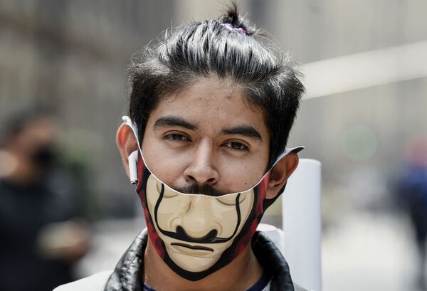 متظاهر يرتدي كمامة على شكل وجه سلفادور دالي، المستوحاة من المسلسل الإسباني الشهير لا كاسا دي بابيل ( بيت من ورق وبيت المال)، بعد التخفيف عن القيود المفروضة بسبب كورونا وإعادة فتح المطاعم والمقاهي مع الحفاظ على ساعات محددة قليلة من العمل، في مكسيكو سيتي، المكسيك 6 يوليو 2020 متظاهر يرتدي كمامة على شكل وجه سلفادور دالي، المستوحاة من المسلسل الإسباني الشهير لا كاسا دي بابيل ( بيت من ورق وبيت المال)، بعد التخفيف عن القيود المفروضة بسبب كورونا وإعادة فتح المطاعم والمقاهي مع الحفاظ على ساعات محددة قليلة من العمل، في مكسيكو سيتي، المكسيك 6 يوليو 2020 - سبوتنيك عربي