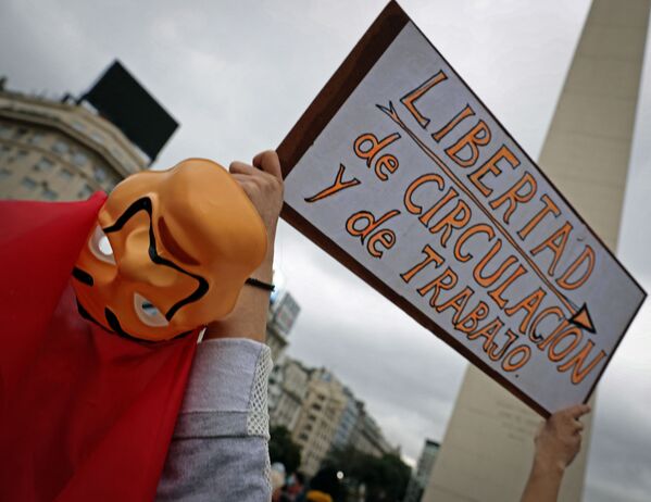 متظاهر يرتدي كمامة على شكل وجه سلفادور دالي، المستوحاة من المسلسل الإسباني الشهير لا كاسا دي بابيل ( بيت من ورق وبيت المال)، خلال الاحتجاجات ضد تمديد الحجر الصحي والقيود المفروضة بسبب كورونا على أصحاب المطاعم والمقاهي لأكثر من 10 أسابيع في بوينس آيرس، الأرجنتين 30 مايو 2020 متظاهر يرتدي كمامة على شكل وجه سلفادور دالي، المستوحاة من المسلسل الإسباني الشهير لا كاسا دي بابيل ( بيت من ورق وبيت المال)، خلال الاحتجاجات ضد تمديد الحجر الصحي والقيود المفروضة بسبب كورونا على أصحاب المطاعم والمقاهي لأكثر من 10 أسابيع في بوينس آيرس، الأرجنتين 30 مايو 2020 - سبوتنيك عربي