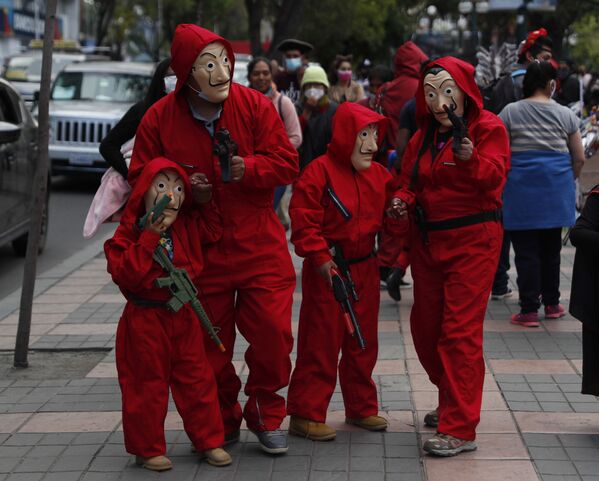 عائلة ترتدي أزياء حمراء وأقنعة على شكل وجه سلفادور دالي، المستوحاة من المسلسل الإسباني الشهير لا كاسا دي بابيل ( بيت من ورق وبيت المال)، يجمعون السكاكر والحلويات خلال الاحتفالات بهالووين في لا باز، بوليفيا 31 أكتوبر 2020 عائلة ترتدي أزياء حمراء وأقنعة على شكل وجه سلفادور دالي، المستوحاة من المسلسل الإسباني الشهير لا كاسا دي بابيل ( بيت من ورق وبيت المال)، يجمعون السكاكر والحلويات خلال الاحتفالات بهالووين في لا باز، بوليفيا 31 أكتوبر 2020 - سبوتنيك عربي