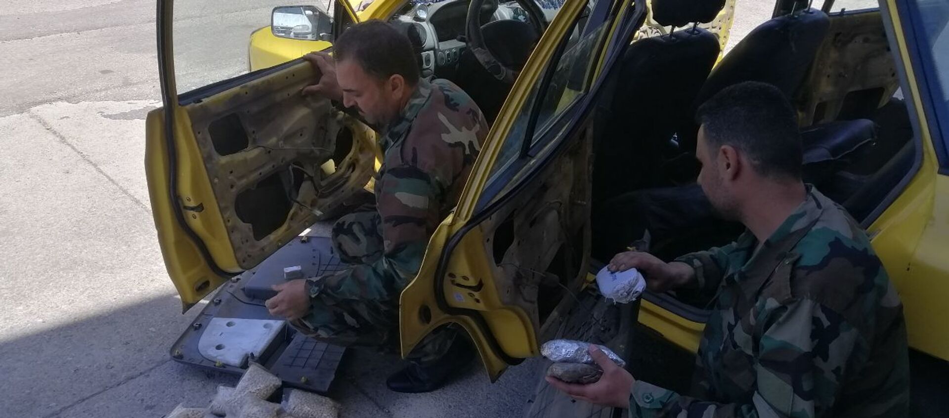 ضبط شحنة مخدرات مخبأة ضمن أبواب تكسي وسط سوريا، 5 مايو 2021 - سبوتنيك عربي, 1920, 05.05.2021