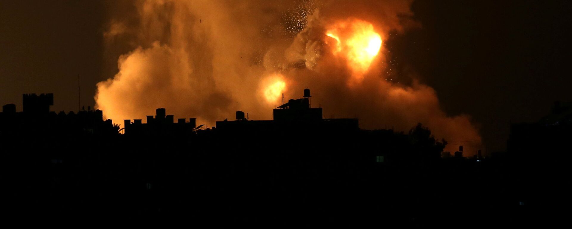 قصف إسرائيلي عنيف يضيء سماء غزة  - سبوتنيك عربي, 1920, 13.05.2021