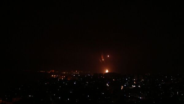 قصف إسرائيلي عنيف يضيء سماء غزة وصواريخ المقاومة لا تتوقف - سبوتنيك عربي