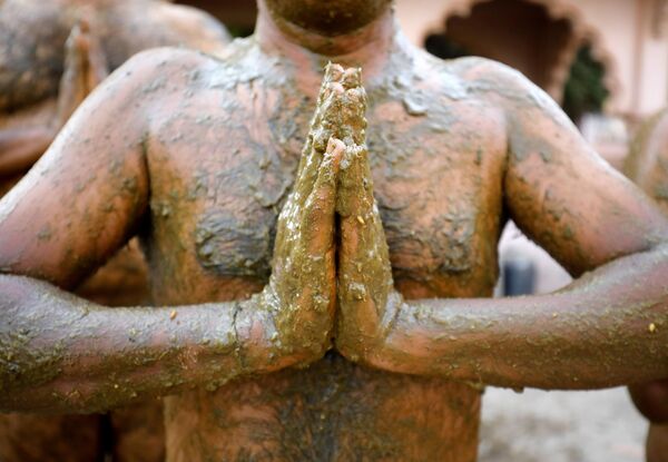 هنديون يلجأون إلى روث الأبقار كوسيلة للوقاية من المرض كوفيد-19 الذي يسببه فيروس كورونا، ضواحي أحمد آباد، الهند، 9 مايو 2021 - سبوتنيك عربي