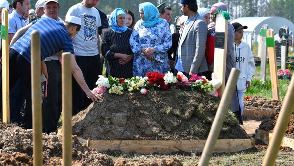 جنازة ضحايا حادث إطلاق النار في مدرسة قازان، روسيا 12 مايو 2021 - سبوتنيك عربي