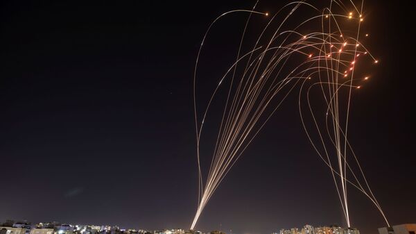  القبة الحديدية تتصدى صواريخ المقاومة الفلسطينية من قطاع غزة باتجاه أراضي غلاف غزة، فلسطين 11 مايو 2021 - سبوتنيك عربي