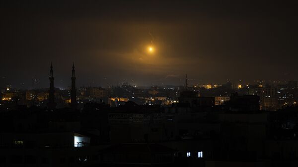قوات الجيش الإسرائيلي يطلق فوانيس مضيئة لإنارة سماء قطاع غزة، فلسطين  11 مايو2021 - سبوتنيك عربي