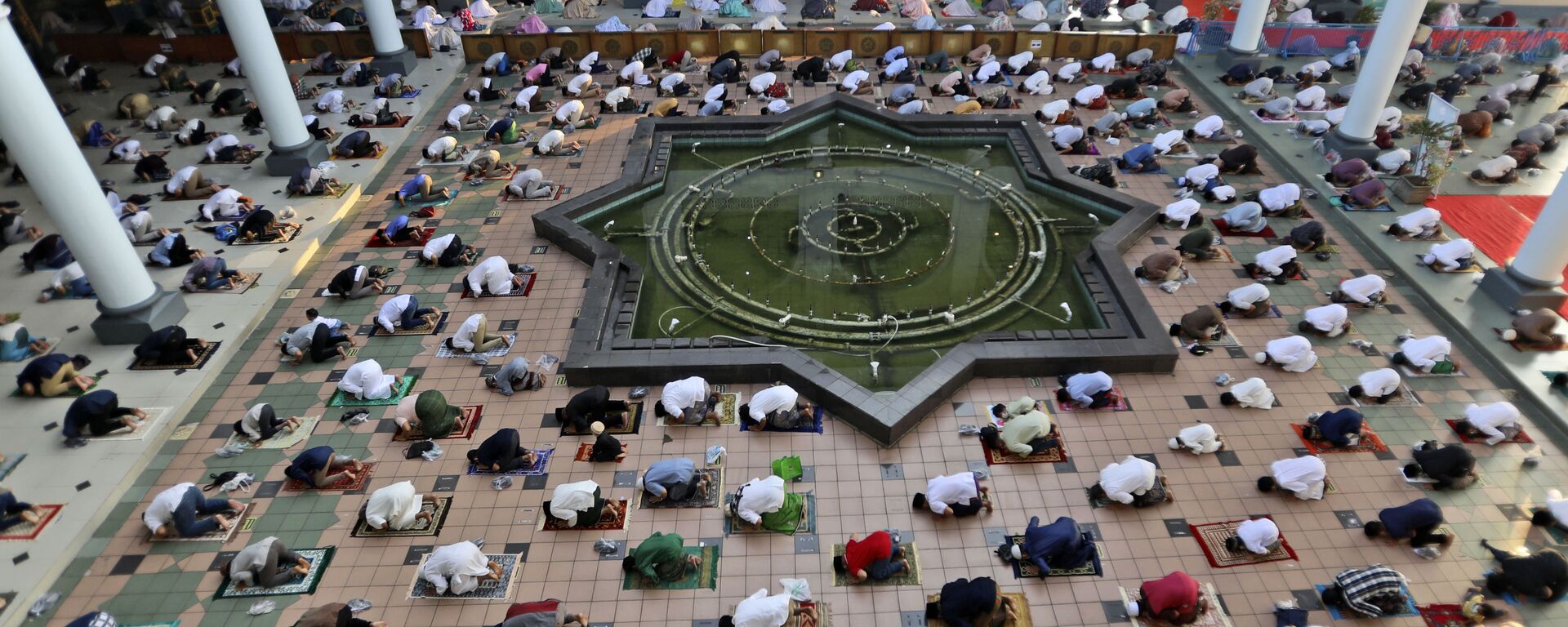 صلاة عيد الفطرفي مسجد الأكبر في سورابايا، إندونيسيا 13 مايو 2021 - سبوتنيك عربي, 1920, 13.01.2022