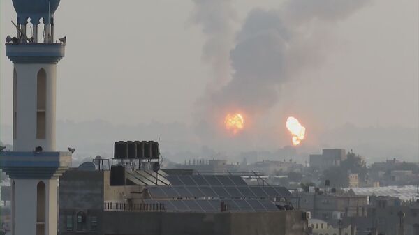 قصف الطيران الحربي الإسرائيلي على عدة مناطق في مدينة غزة، فجر 13 مايو 2021 - سبوتنيك عربي