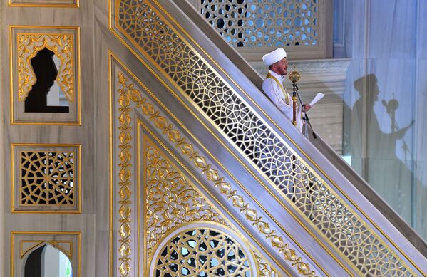 رئيس مجلس مفتي روسيا ورئيس المؤسسة الدينية المركزية للإدارة الروحية للمسلمين في الجزء الأوروبي من روسيا، راويل عين الدين، خلال خطبة صلاة العيد في مسجد موسكو الكبير، روسيا 13 مايو 2021 - سبوتنيك عربي