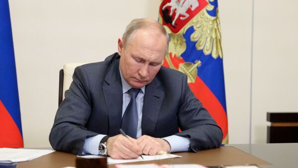  الرئيس الروسي فلاديمير بوتين خلال اجتماع افتراضي مع ممثلي الحكومة الروسية، في مقره نوفور أوغاروفو، ضواحي موسكو، روسيا 13 مايو 2021 - سبوتنيك عربي