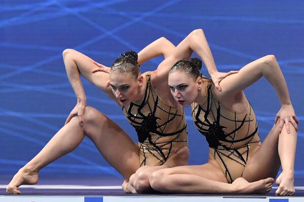 الروسيتان سفيتلانا كوليسنيشنكو وسفيتلانا روماشينا يتنافسان في المسابقة التمهيدية في ثنائيات سباحة مجانية في بطولة أوروبا في بودابست، المجر 11 مايو 2021 - سبوتنيك عربي