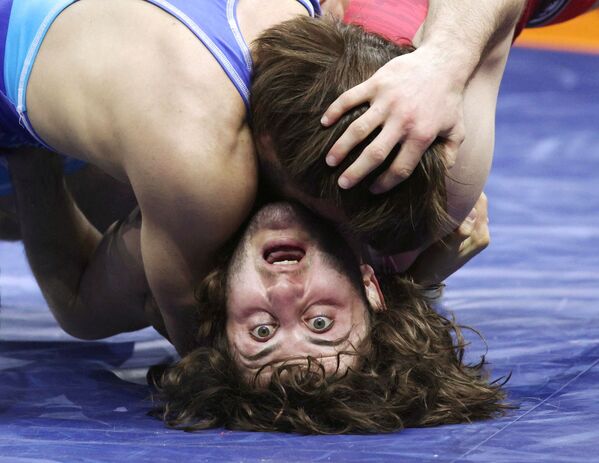 فيكتور تشوبانو في معركة مع داتو تشخارتشفيلي في مباراة نصف النهائي في صوفيا، بلغاريا 8 مايو 2021 - سبوتنيك عربي