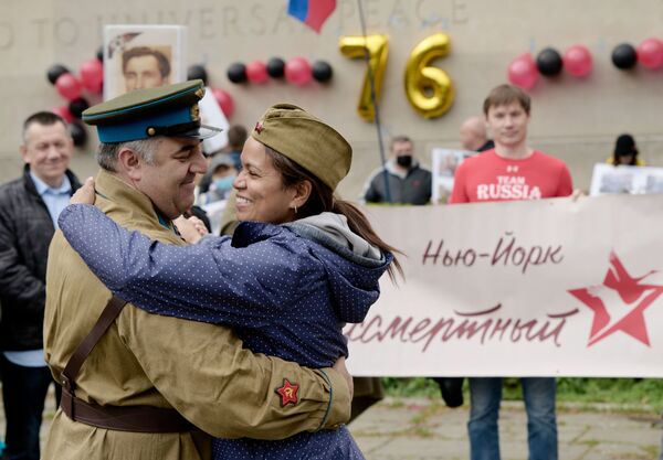 المشاركون في فعالية الفوج الخالد يرقصون بمناسبة عيد النصر، مرور الذكرى الـ76 للانتصار على ألمانيا النازية في الحرب الوطنية العظمى (1941-1945) في نيويورك، الولايات المتحدة 8 مايو 2021 - سبوتنيك عربي