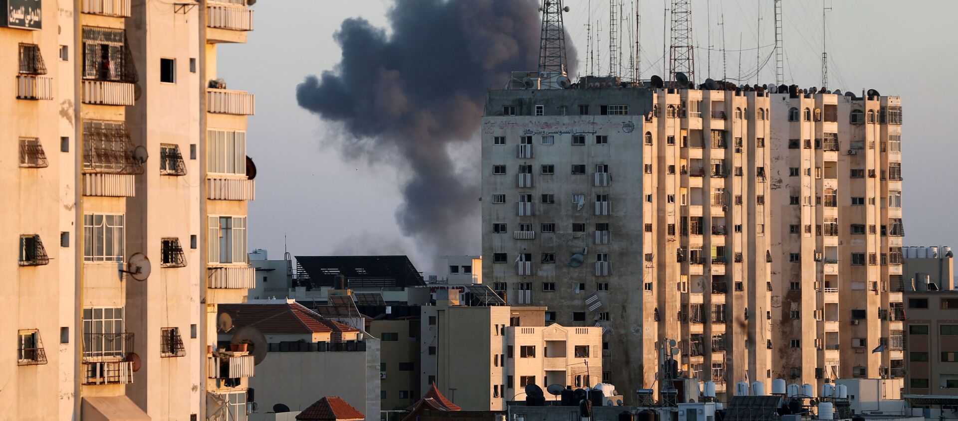 أدخنة تتصاعد من موقع قصف الطيران الحربي الإسرائيلي في مدينة غزة، فلسطين 13 مايو 2021 - سبوتنيك عربي, 1920, 19.05.2021