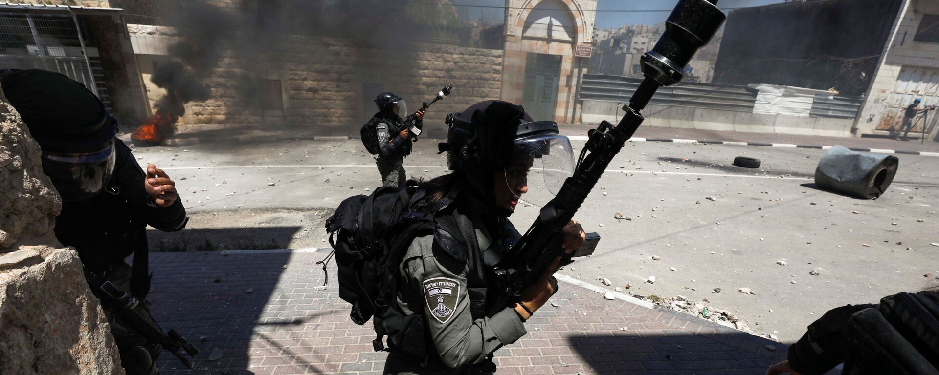 مواجهات بين الشبان الفلسطينيين وقوات الشرطة الإسرائيلية في الخليل، الضفة الغربية، فلسطين 14 مايو 2021 - سبوتنيك عربي, 1920, 31.03.2022