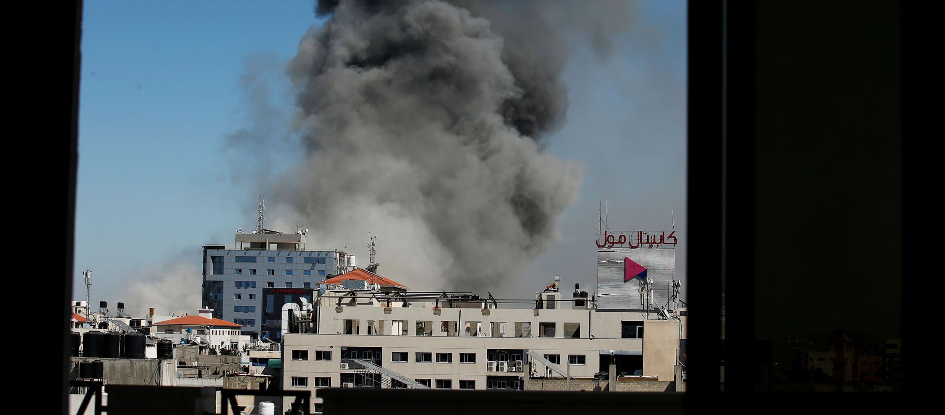 الطيران الحربي الإسرائيلي يقصف برج الجلاء وسط مدينة غزة، حيث كان يضم مكاتب لعدد من وكالات الأنباء الدولية منها قناة الجزيرة و أسوشيتد بريس، قطاع غزة، فلسطين 15 مايو 2021 الطيران الحربي الإسرائيلي يقصف برج الجلاء وسط مدينة غزة، حيث كان يضم مكاتب لعدد من وكالات الأنباء الدولية منها قناة الجزيرة و أسوشيتد بريس، قطاع غزة، فلسطين 15 مايو 2021 - سبوتنيك عربي, 1920, 17.05.2021