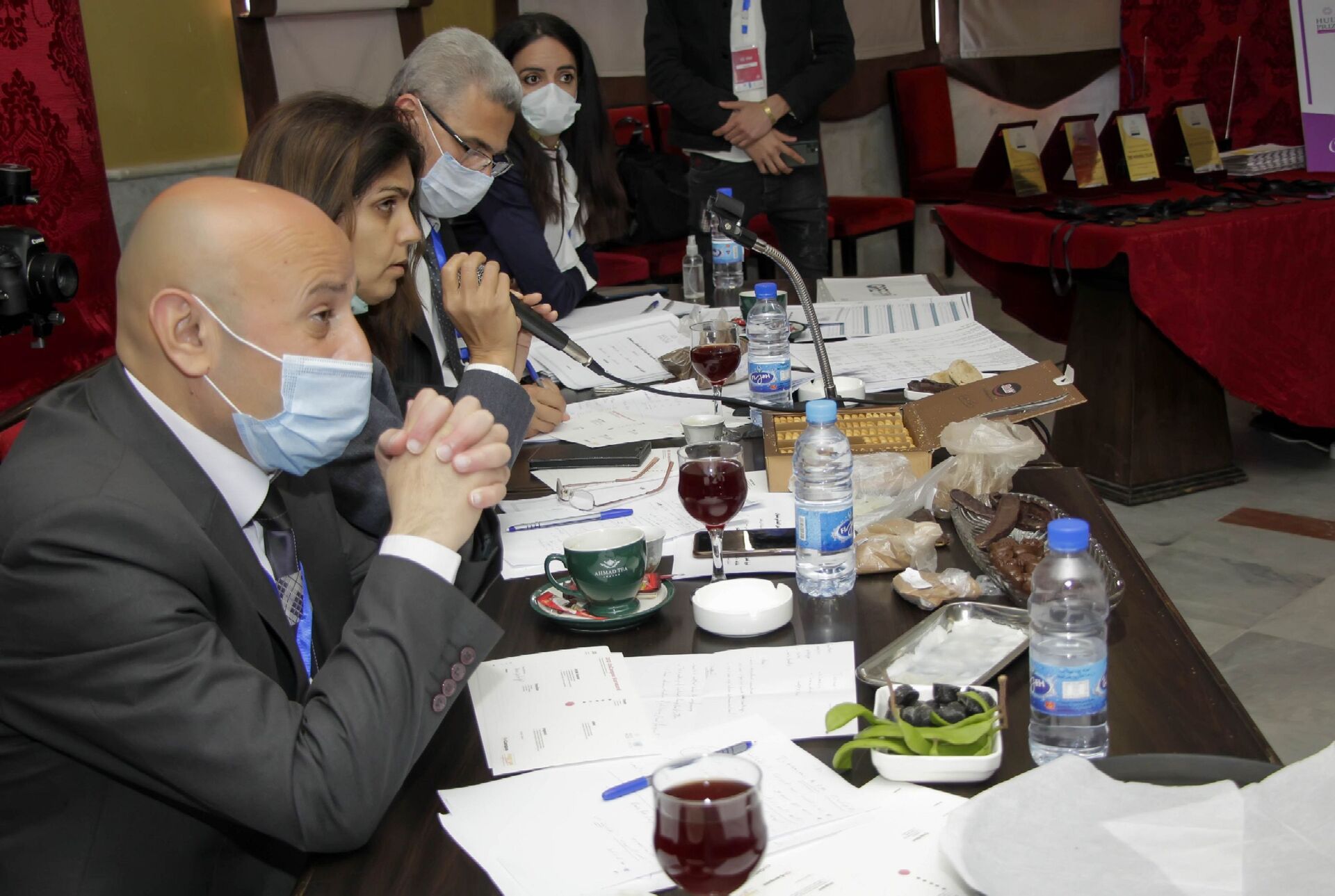 طلاب سوريون يتأهلون إلى نوبل الطلاب في لندن بعد تحويل الخرنوب إلى شوكولاتة طلاب سوريون يتأهلون إلى نوبل الطلاب في لندن بعد تحويل الخرنوب إلى شوكولاتة - سبوتنيك عربي, 1920, 17.05.2021