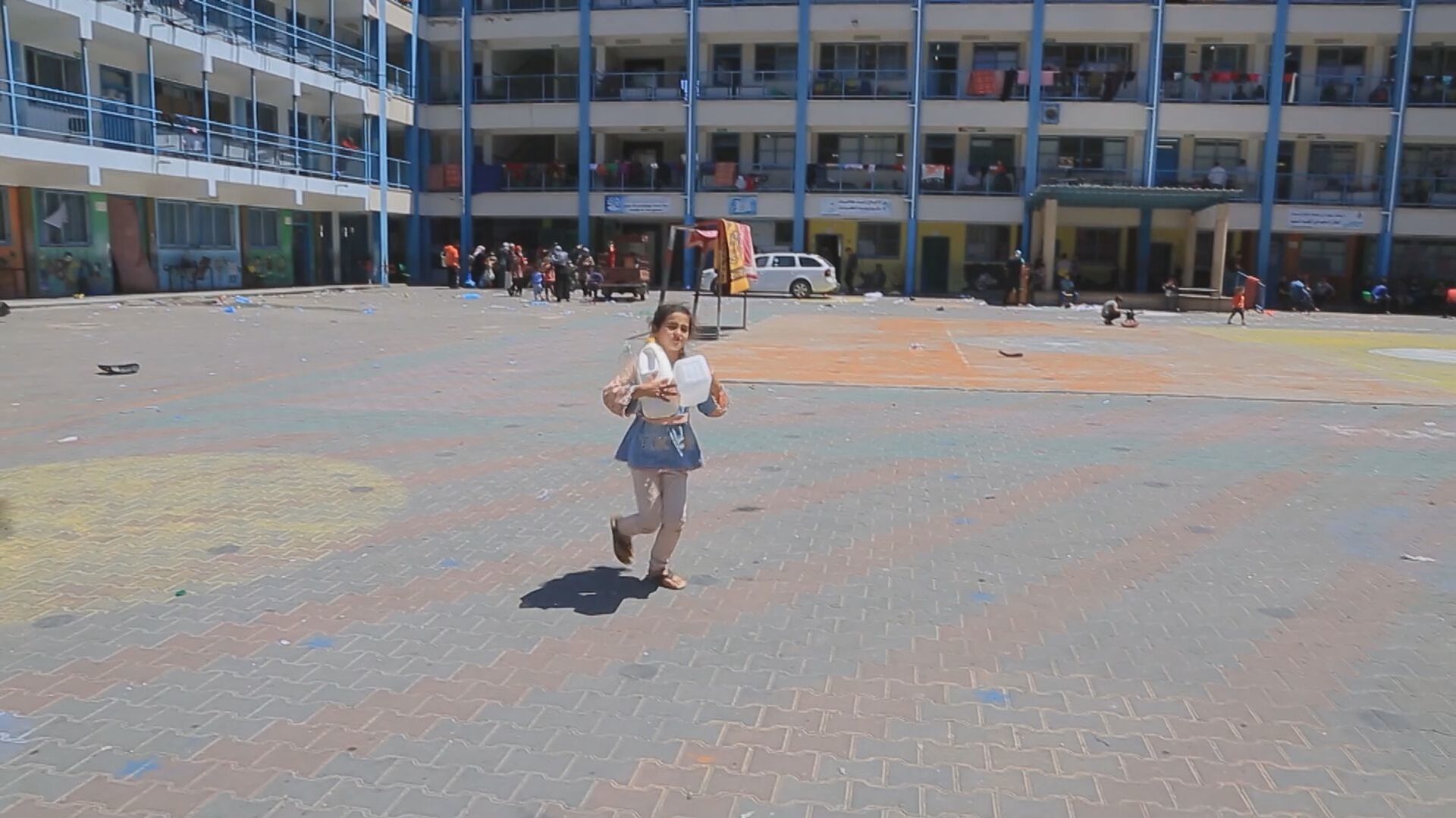 نزوح 34 ألف شخص من أهالي قطاع غزة الى مدراس الأونروا... صور+فيديو  - سبوتنيك عربي, 1920, 18.05.2021