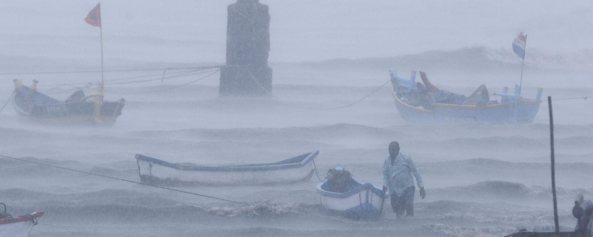 إعصار قوي تاوكتاي يضرب مومباي، الهند 17 مايو 2021 - سبوتنيك عربي, 1920, 14.11.2025