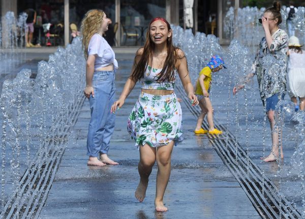 فتيات يركضن وسط نافورة مياه في حديقة موزيون وسط موسكو مع تسجيل درجة حرارة وصلت 29 درجة مئوية، روسيا 17 مايو 2021 فتيات يركضن وسط نافورة مياه في حديقة موزيون وسط موسكو مع تسجيل درجة حرارة وصلت 29 درجة مئوية، روسيا 17 مايو 2021 - سبوتنيك عربي