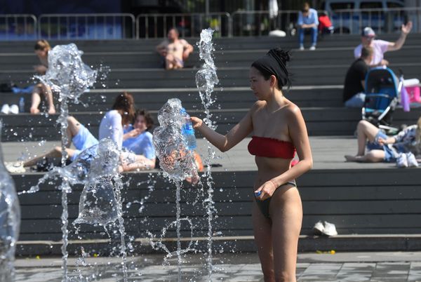 فتاة تقف وسط نافورة مياه في حديقة موزيون وسط موسكو مع تسجيل درجة حرارة وصلت 29 درجة مئوية، روسيا 17 مايو 2021 فتاة تقف وسط نافورة مياه في حديقة موزيون وسط موسكو مع تسجيل درجة حرارة وصلت 29 درجة مئوية، روسيا 17 مايو 2021 - سبوتنيك عربي