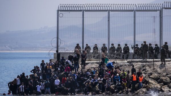 محاولة الآلاف من المهاجرين الوصول إلى جيب سبتة الإسبانية، الواقع شمال المغرب، 18 مايو 2021 - سبوتنيك عربي