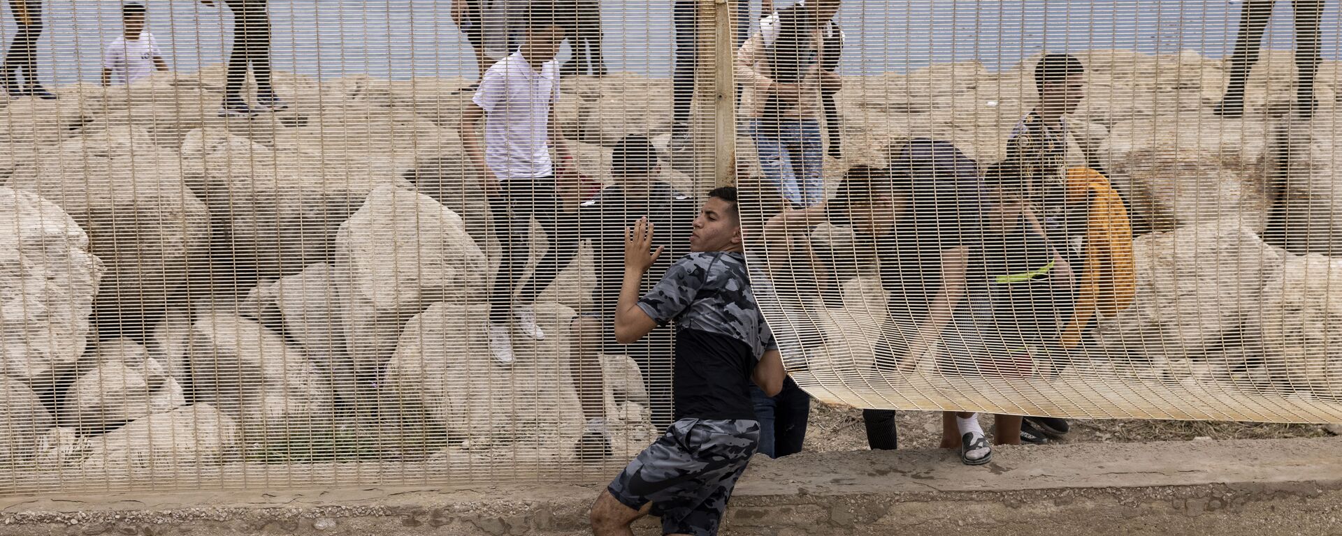 محاولة الآلاف من المهاجرين الوصول إلى جيب سبتة الإسبانية، الواقع شمال المغرب، 18 مايو 2021 - سبوتنيك عربي, 1920, 16.06.2021