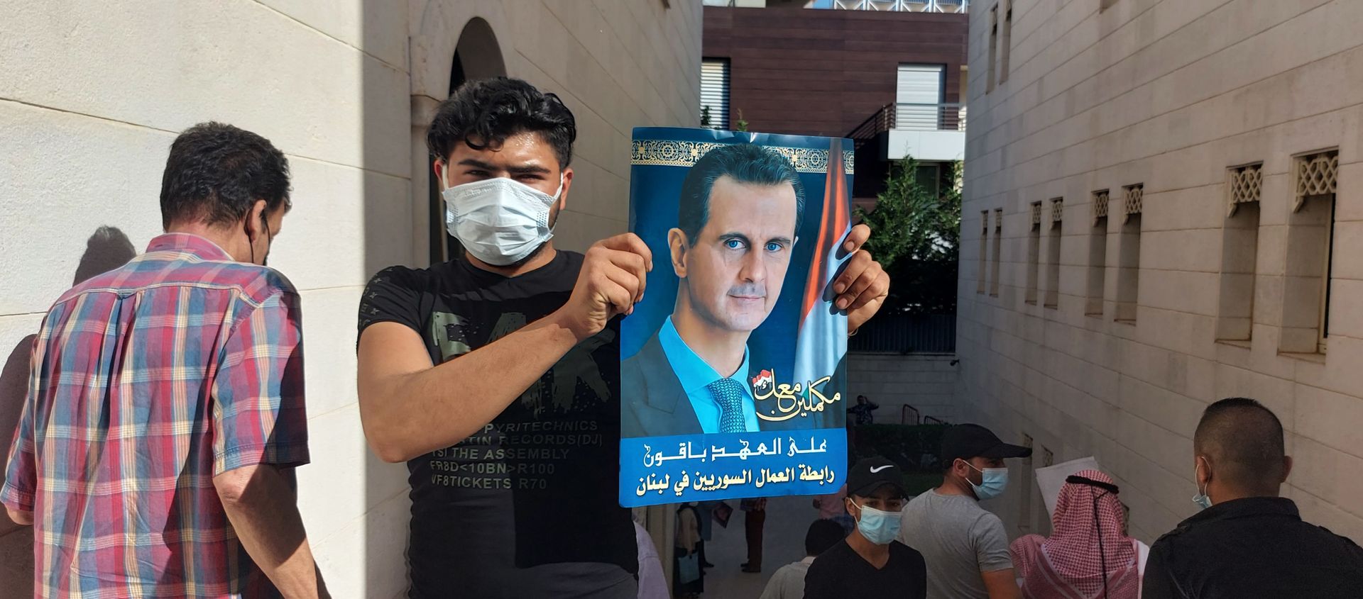 عشرات آلاف السوريين يتوافدون إلى سفارة بلادهم في بيروت للإقتراع في الانتخابات الرئاسية، سوريا 20 مايو 2021 عشرات آلاف السوريين يتوافدون إلى سفارة بلادهم في بيروت للإقتراع في الانتخابات الرئاسية، سوريا 20 مايو 2021 - سبوتنيك عربي, 1920, 20.05.2021