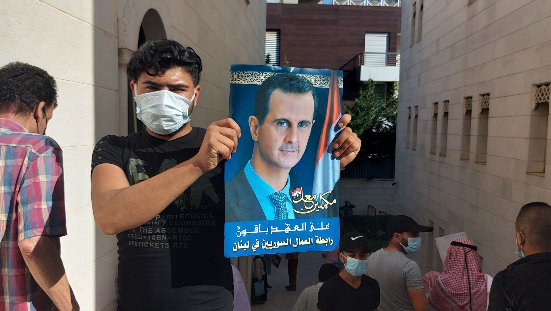 عشرات آلاف السوريين يتوافدون إلى سفارة بلادهم في بيروت للإقتراع في الانتخابات الرئاسية، سوريا 20 مايو 2021 عشرات آلاف السوريين يتوافدون إلى سفارة بلادهم في بيروت للإقتراع في الانتخابات الرئاسية، سوريا 20 مايو 2021 - سبوتنيك عربي, 1920, 20.05.2021