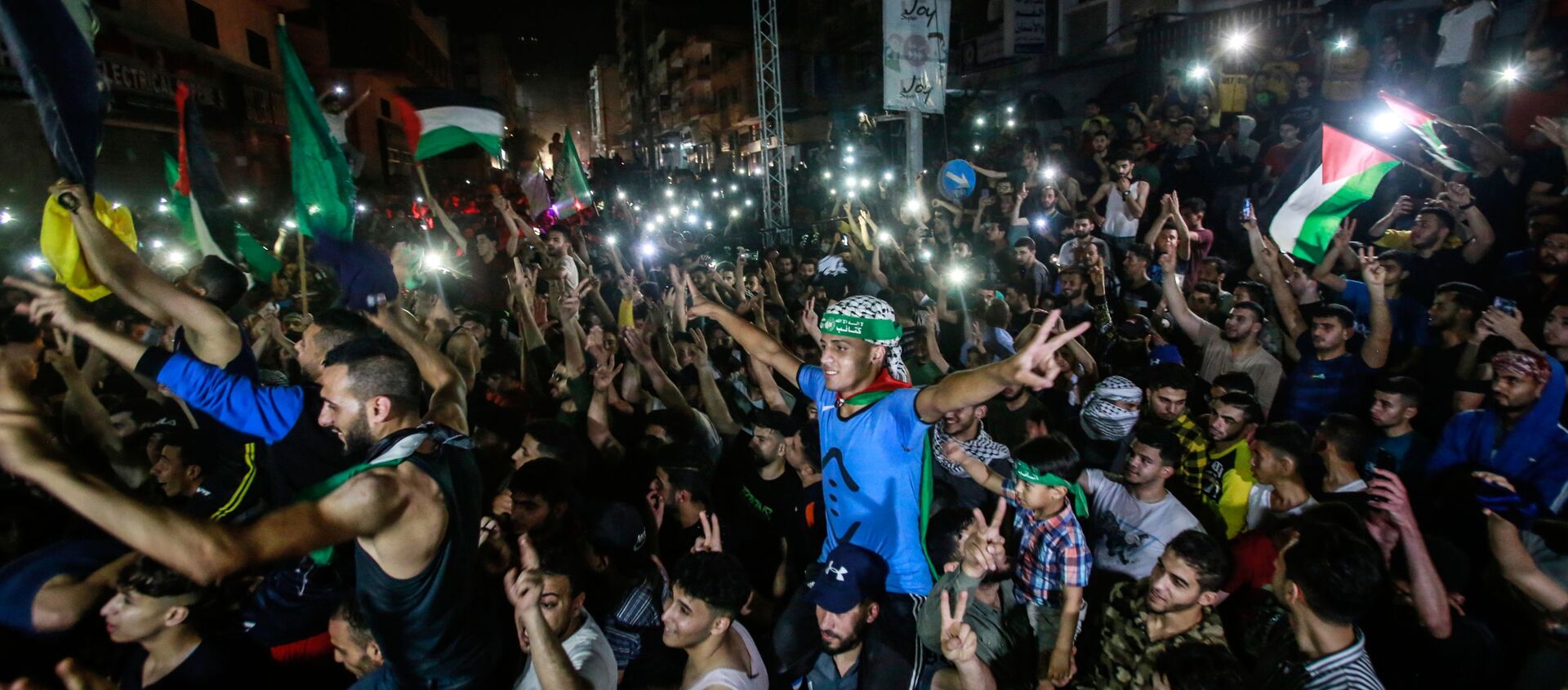 خروج المئات من أهالي قطاع غزة إلى الشوارع احتفالاً بوقف إطلاق النار، الساعة الثانية فجر الجمعة، فلسطين 21 مايو 2021 - سبوتنيك عربي, 1920, 21.05.2021