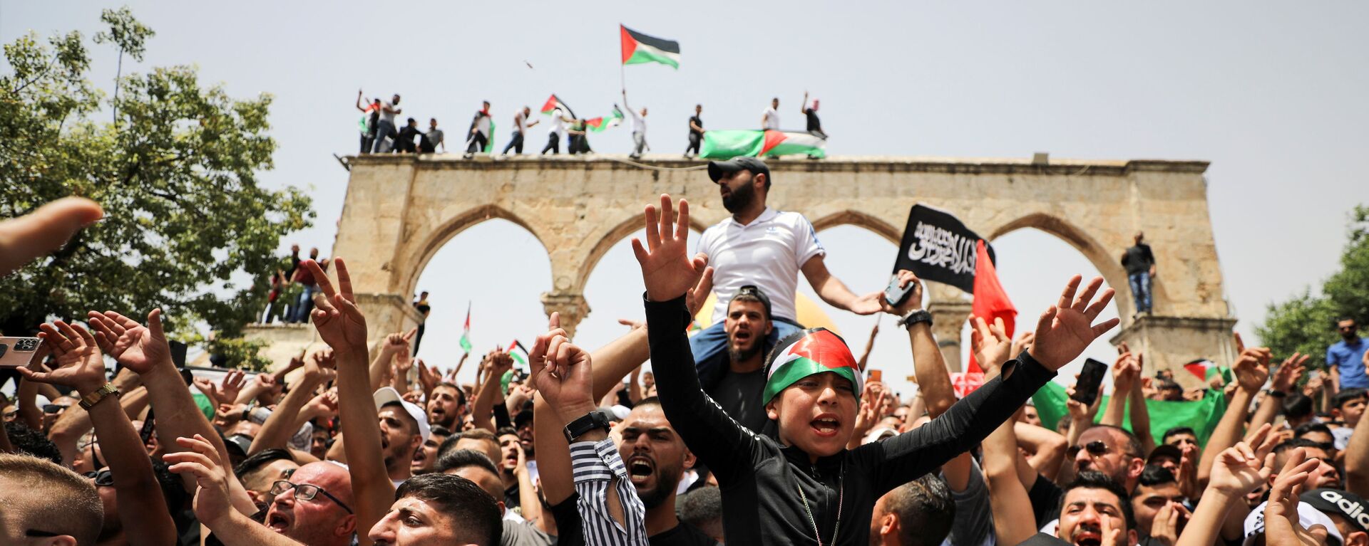 الفلسطينيون في باحات المسجد الأقصى عقب صلاة الجمعة، القدس 21 مايو 2021 - سبوتنيك عربي, 1920, 21.08.2021