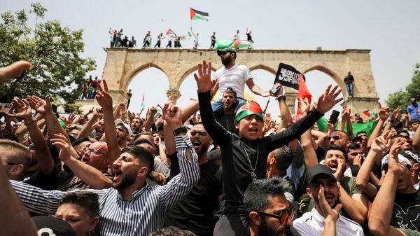 الفلسطينيون في باحات المسجد الأقصى عقب صلاة الجمعة، القدس 21 مايو 2021 - سبوتنيك عربي