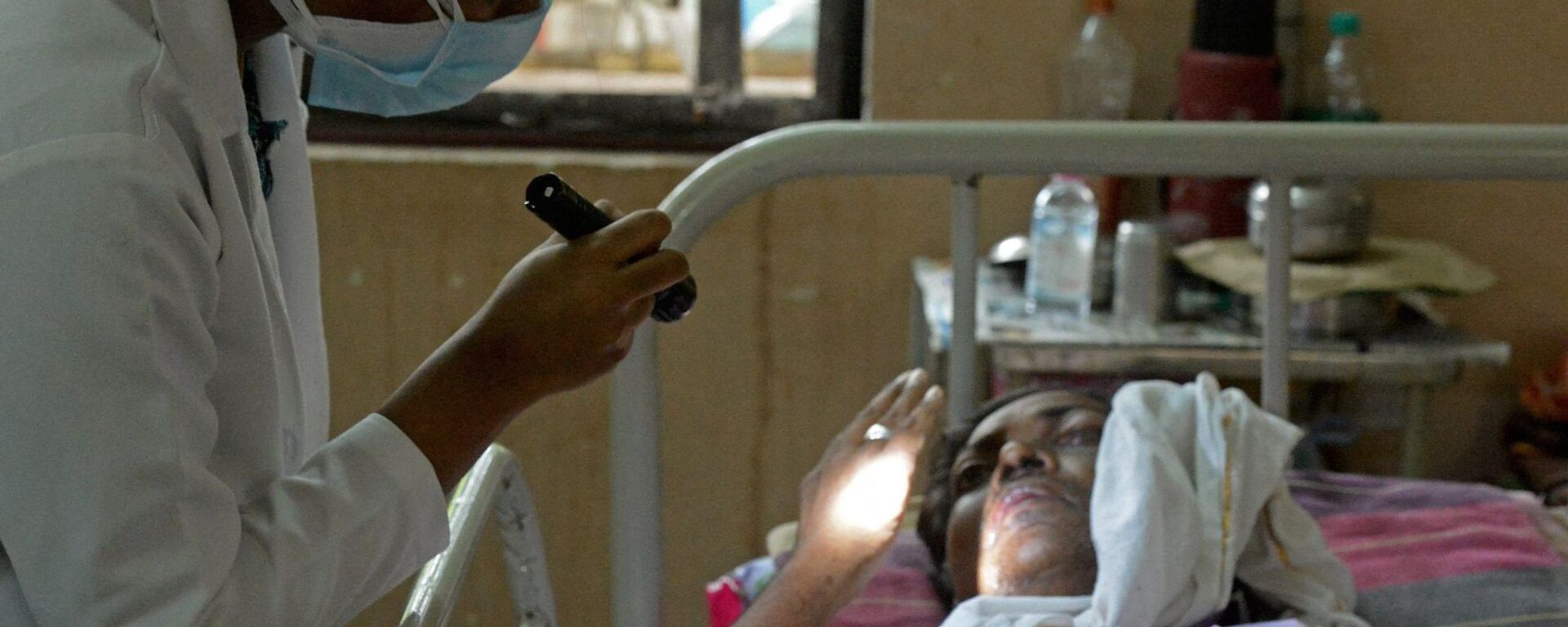 طبيب يفحص مريضا تعافى من فيروس كورونا المستجد وأصيب الآن بالفطر الأسود في جناح بمستشفى حكومي في حيدر أباد، الهند، 21 مايو/ أيار 2021. - سبوتنيك عربي, 1920, 31.12.2021