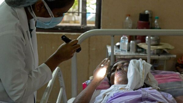 طبيب يفحص مريضا تعافى من فيروس كورونا المستجد وأصيب الآن بالفطر الأسود في جناح بمستشفى حكومي في حيدر أباد، الهند، 21 مايو/ أيار 2021. - سبوتنيك عربي