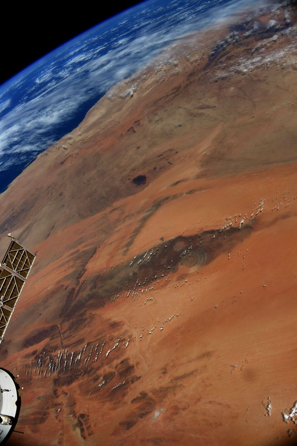 صورة لتكوين الريشات (أو عين الصحراء) من أبرز المعالم الجيولوجية في موريتانيا، التقطها رائد فضاء وكالة الفضاء الأوروبية ​توماس بيسكيه - سبوتنيك عربي
