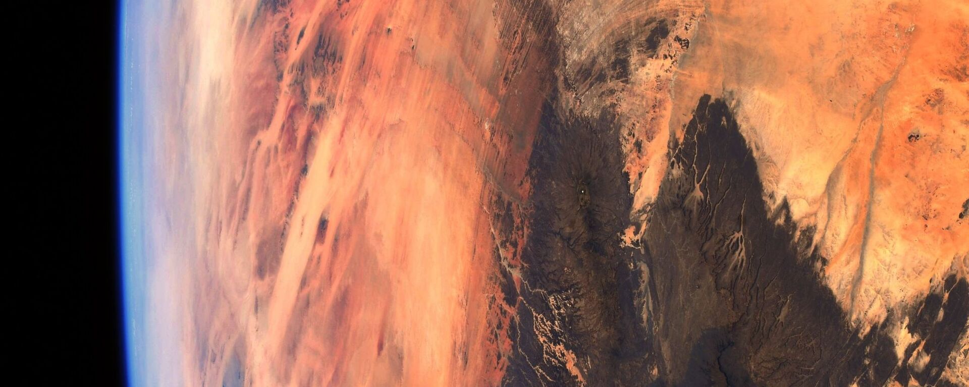 صورة لتكوين الريشات (أو عين الصحراء) من أبرز المعالم الجيولوجية في موريتانيا، التقطها رائد فضاء وكالة الفضاء الأوروبية ​توماس بيسكيه - سبوتنيك عربي, 1920, 05.12.2021