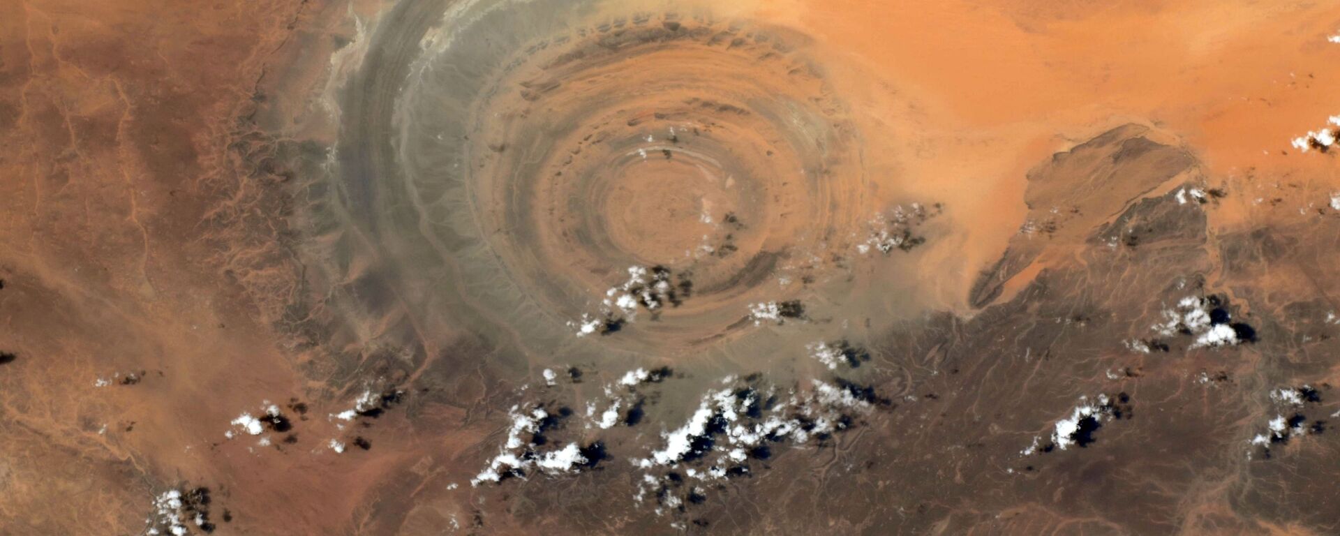 صورة لتكوين الريشات (أو عين الصحراء) من أبرز المعالم الجيولوجية في موريتانيا، التقطها رائد فضاء وكالة الفضاء الأوروبية ​توماس بيسكيه - سبوتنيك عربي, 1920, 25.05.2025