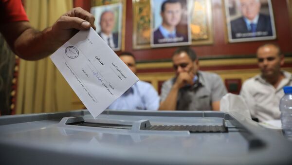 المواطنون السوريون يشاركون في التصويت في الانتخابات الرئاسية السورية في دمشق، سوريا 26 مايو 2021 - سبوتنيك عربي