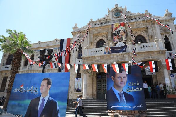 المواطنون السوريون يشاركون في التصويت في الانتخابات الرئاسية السورية في دمشق، سوريا 26 مايو 2021 - سبوتنيك عربي