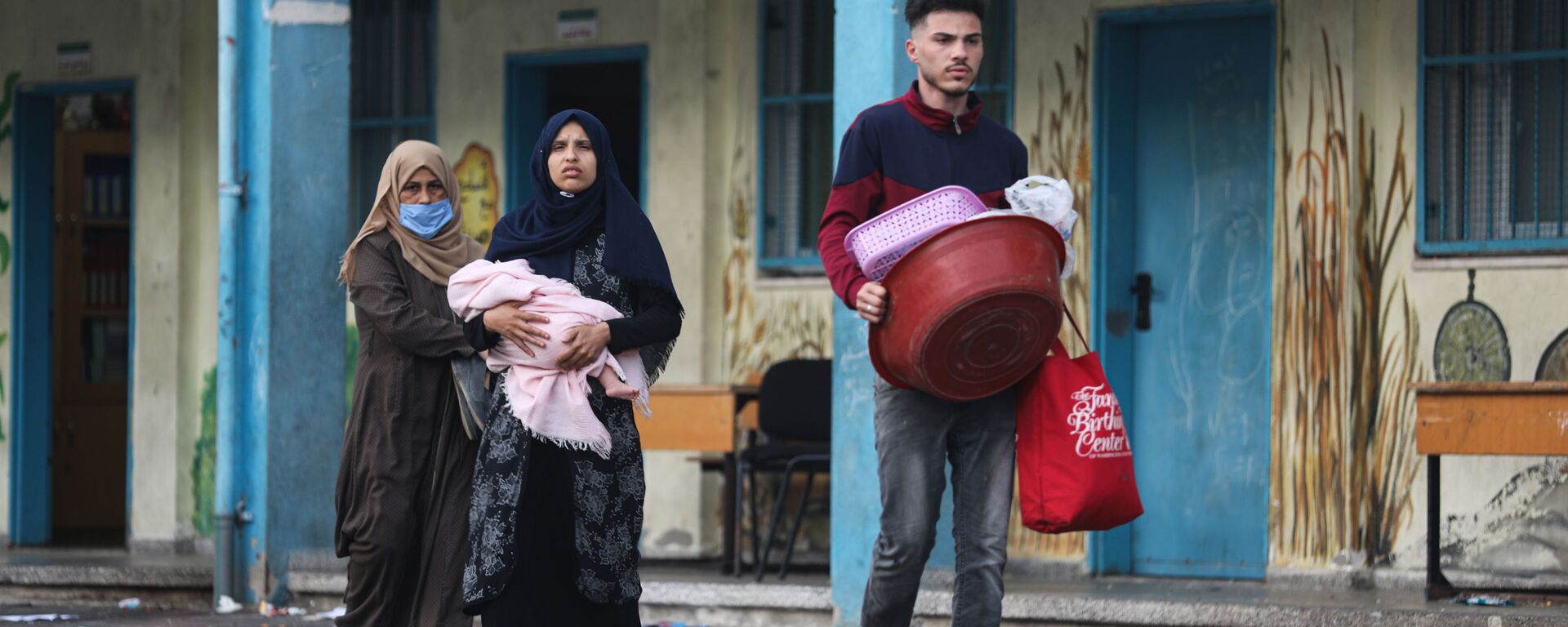 نزوح الآلاف من الفلسطينيين إلى مدارس الأونروا بعد تضرر منازلهم بسبب القصف الإسرائيلي على مدينة غزة، قطاع غزة، فلسطين مايو 2021 - سبوتنيك عربي, 1920, 31.05.2021