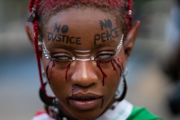 متظاهرة في مسيرة لإحياء الذكرى الأولى لمقتل جورج فلويد في نيويورك، الولايات المتحدة الأمريكية 25 مايو 2021  - سبوتنيك عربي