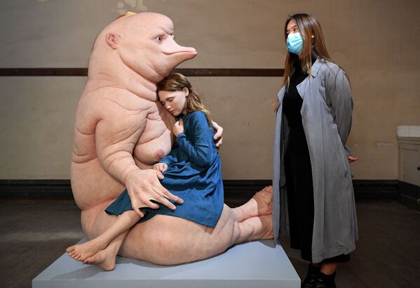 سارة إيمري (على اليمين) تنظر على تحفة للفنانة الأسترالية باتريشيا بيتشينيني، في محطة فليندرز ستريت أثناء إطلاق مهرجان رايزينغ الثقافي في ملبورن، أستراليا 26 مايو 2021 - سبوتنيك عربي