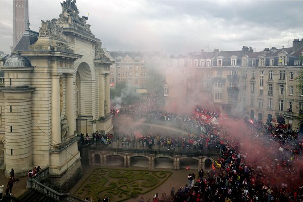 لاعبو فريق نادي  ليل يلوحون للجماهير من أعلى حافلة مفتوحة في مدينة ليل شمال فرنسا، للاحتفال بالفوز بالدوري الفرنسي لكرة القدم،  24 مايو 2021 - سبوتنيك عربي