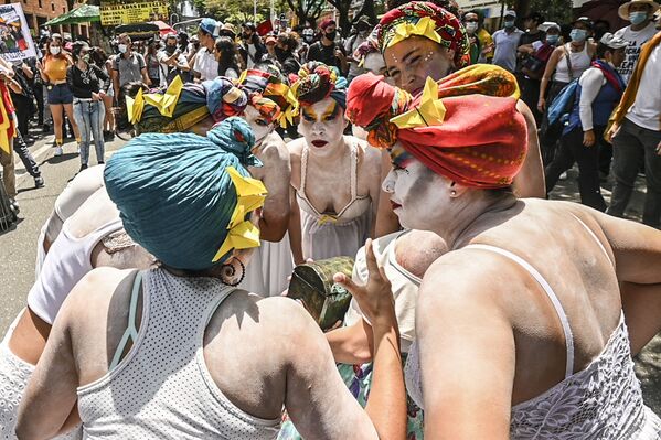 فنانون يؤدون عرضًا خلال احتجاجات جديدة ضد حكومة الرئيس الكولومبي إيفان دوكي في ميديلين، كولومبيا 26 مايو 2021 - سبوتنيك عربي