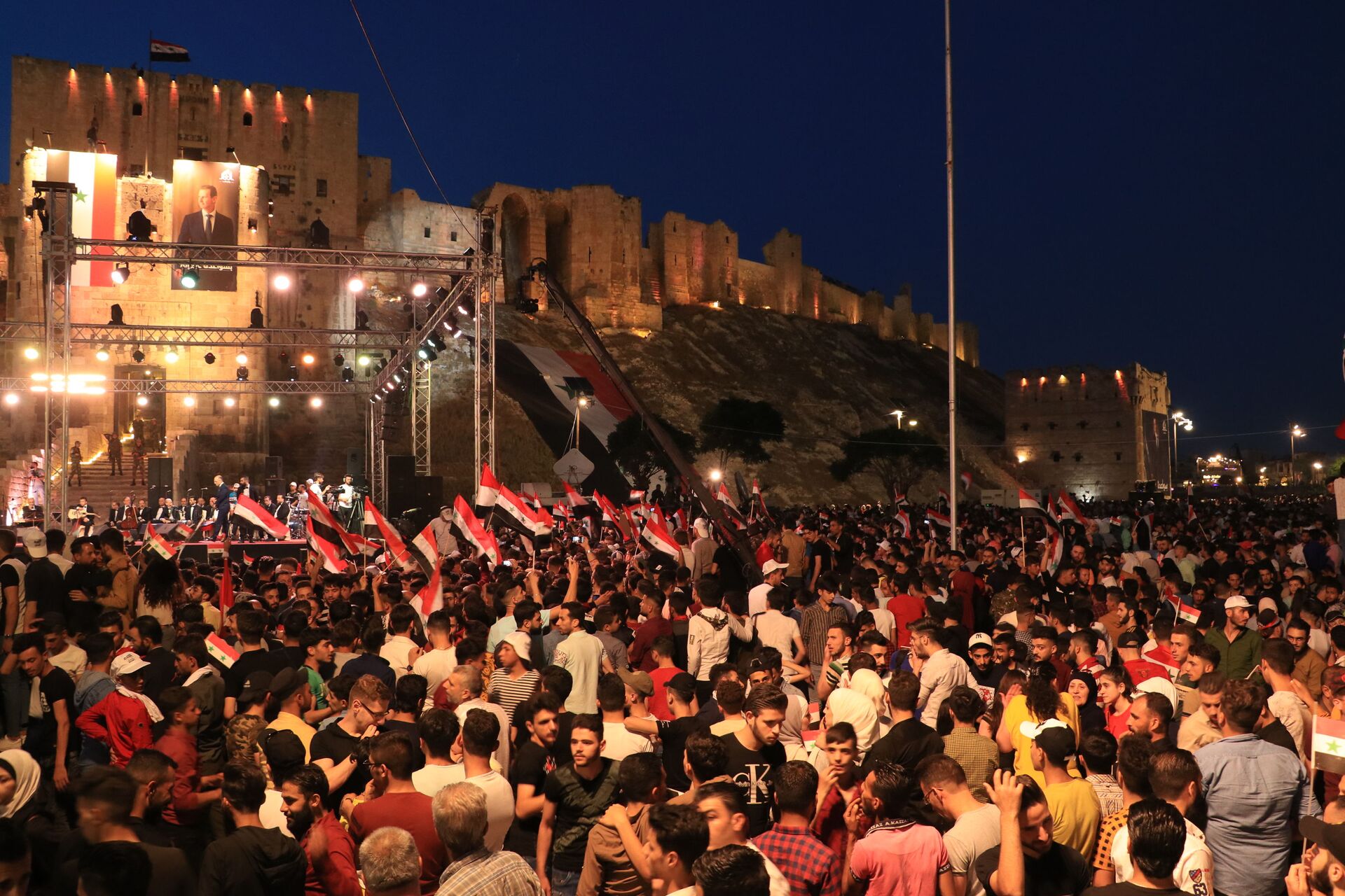 احتفالات حلبية ليلية بفوز الأسد.. فيديو - سبوتنيك عربي, 1920, 29.05.2021