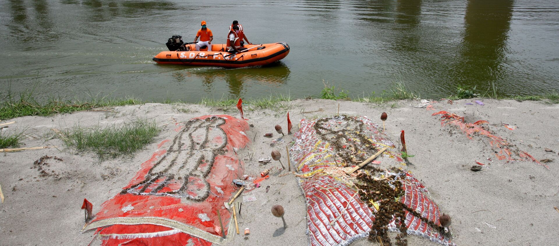 مقابر جماعية يعتقد أنها لضحايا كورونا على رمال شاطئ غانغا، الهند 21 مايو 2021 - سبوتنيك عربي, 1920, 30.06.2021